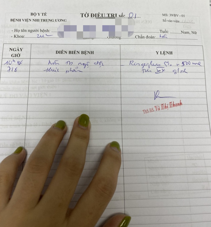 Con chị H. được bác sĩ nhận định là ngộ độc thực phẩm (Ảnh: NVCC)