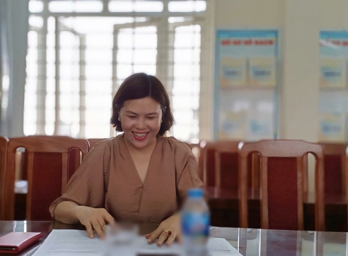 Bà Trương Thu Hà - Phó Phòng Giáo dục Quận Hoàng Mai đánh giá cao hiệu quả của dự án "Bữa ăn học đường" (Ảnh: Vũ Ninh)