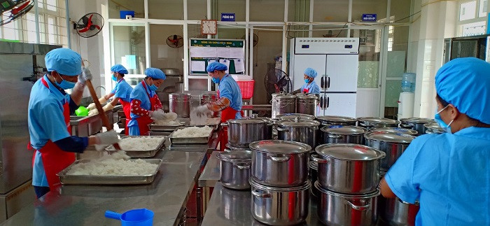 Thực đơn được đảm bảo cân bằng dinh dưỡng, đa dạng và phù hợp theo nhu cầu từng lứa tuổi khác nhau (Ảnh: Vũ Ninh)