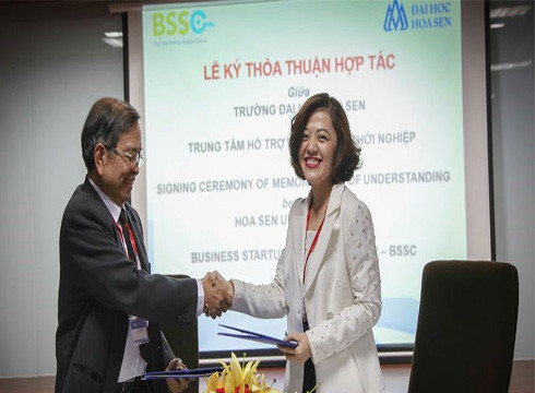 Phó Giáo sư Lưu Tiến Hiệp - Hiệu trưởng trường Hoa Sen và bà Trương Lý Hoàng Phi , Giám đốc BSSC ký kết hợp tác Phó Giáo sư Lưu Tiến Hiệp - Hiệu trưởng trường Hoa Sen và bà Trương Lý Hoàng Phi , Giám đốc BSSC ký kết hợp tác