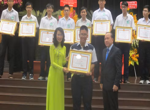 Lãnh đạo thành phố và Bộ Giáo dục và Đào tạo trao bằng khen cho học sinh giỏi có thành tích xuất sắc (ảnh: P.L) Lãnh đạo thành phố và Bộ Giáo dục và Đào tạo trao bằng khen cho học sinh giỏi có thành tích xuất sắc (ảnh: P.L)