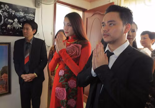 Hai người thực hiện nghi thức đám hỏi truyền thống.