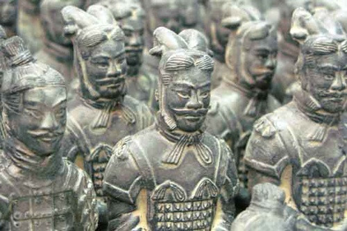 Tuy nhiên, đến năm 1974, khi ngôi mộ vị hoàng đế đầu tiên tại Trung Quốc của Tần Thủy Hoàng được khai quật, người ta phát hiện ra rằng khoảng 7.500 tượng binh lính bằng đất nung được dựng quanh lăng mộ đều được quàng quanh cổ một khăn lụa có thắt nơ. Những pho tượng này có niên đại khoảng năm 221 trước Công nguyên. Và giới sử gia Trung Quốc đã rất hào hứng khi lật ngược lại vấn đề là: Phải chăng Trung Quốc mới đích thực là quê hương của cà vạt?