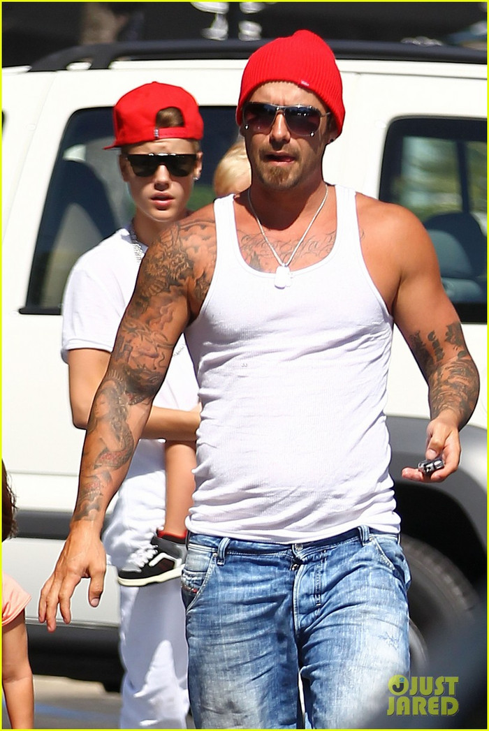 Bố của Justin có ảnh hưởng không tốt tới con trai khi không can ngăn mà còn tiếp tay cho Justin thực hiện những điều "ngu ngốc". Bố của Justin có ảnh hưởng không tốt tới con trai khi không can ngăn mà còn tiếp tay cho Justin thực hiện những điều "ngu ngốc".