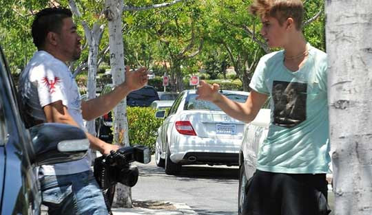 Sẵn sàng tấn công paparazzi khi cố gắng bám theo chụp hình cậu và bạn gái Selena Gomez Sẵn sàng tấn công paparazzi khi cố gắng bám theo chụp hình cậu và bạn gái Selena Gomez