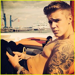 Justin với những hình xăm trổ Justin với những hình xăm trổ