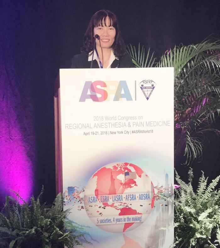 Bác sĩ Hồ Thị Xuân Nga – Trung tâm tim mạch Bệnh viện Đa khoa Quốc tế Vinmec Central Park (Thành phố Hồ Chí Minh) trình bày tại hội nghị gây mê giảm đau thế giới lần 43 diễn ra tại New York (Mỹ).