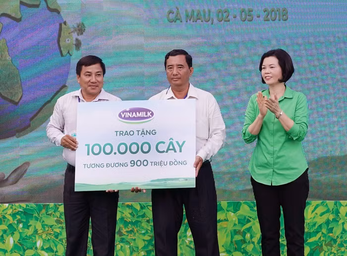 Bà Bùi Thị Hương – Giám đốc Điều hành Vinamilk trao bảng cây xanh tượng trưng cho ông Lý Hoàng Tiến – Chủ tịch Ủy ban nhân dân huyện Ngọc Hiển và ông Phạm Phúc Giang – Chủ tịch Ủy ban nhân dân huyện Cái Nước.