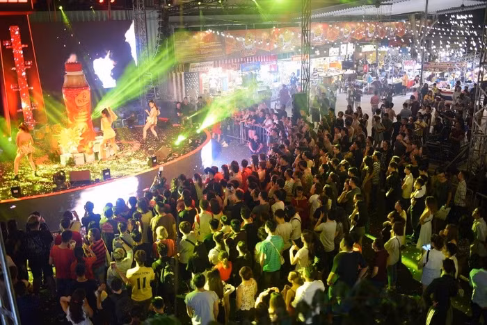 Sân khấu âm nhạc đỉnh cao được Trà Thanh nhiệt Dr Thanh thiết kế chuyên nghiệp và hoành tráng.