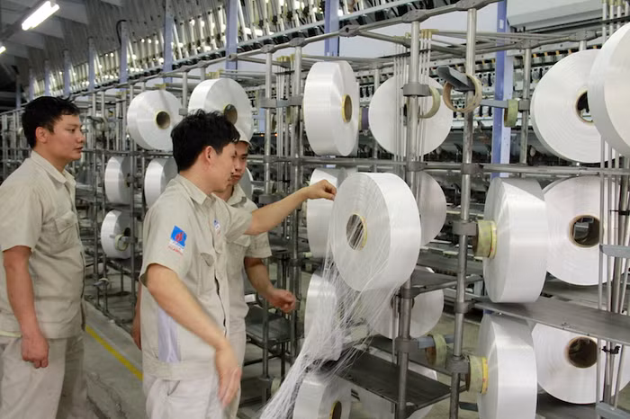 Công nhân vận hành, sản xuất tại Nhà máy Xơ sợi Đình Vũ