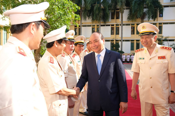 Thủ tướng thăm hỏi lãnh đạo Bộ Công an. Ảnh: VGP Thủ tướng thăm hỏi lãnh đạo Bộ Công an. Ảnh: VGP