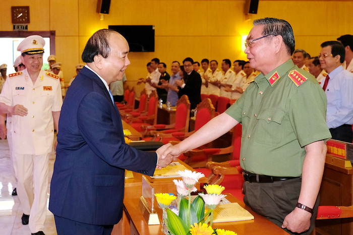Thủ tướng thăm hỏi đồng chí Lê Hồng Anh. Ảnh: VGP Thủ tướng thăm hỏi đồng chí Lê Hồng Anh. Ảnh: VGP