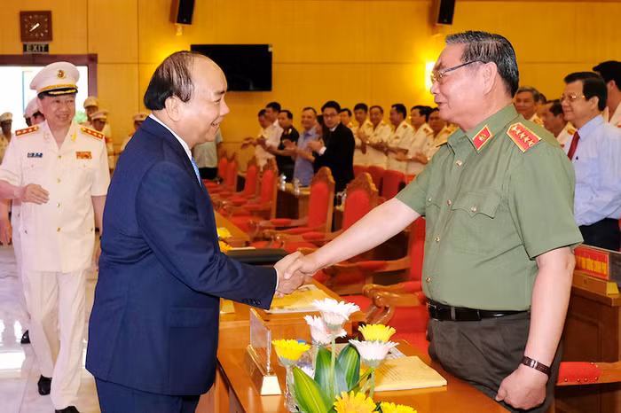 Thủ tướng thăm hỏi đồng chí Lê Hồng Anh. Ảnh: VGP