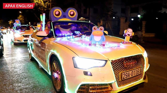 Dàn siêu xe hoành tráng nhưng không kém phần dễ thương của Apax English thu hút người đi đường