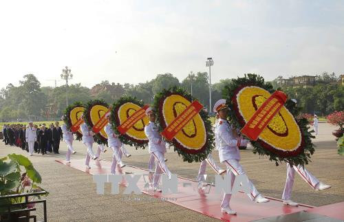Đoàn đại biểu Ban Chấp hành Trung ương Đảng, Nhà nước, Quốc hội, Chính phủ và Ủy ban Trung ương Mặt trận Tổ quốc Việt Nam do Tổng Bí thư Nguyễn Phú Trọng dẫn đầu đặt vòng hoa và vào Lăng viếng Chủ tịch Hồ Chí Minh. Ảnh: Văn Điệp/TTXVN Đoàn đại biểu Ban Chấp hành Trung ương Đảng, Nhà nước, Quốc hội, Chính phủ và Ủy ban Trung ương Mặt trận Tổ quốc Việt Nam do Tổng Bí thư Nguyễn Phú Trọng dẫn đầu đặt vòng hoa và vào Lăng viếng Chủ tịch Hồ Chí Minh. Ảnh: Văn Điệp/TTXVN