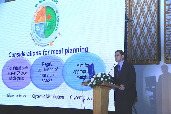 Các bác sĩ đầu ngành trên thế giới trình bày báo cáo tại hội nghị.