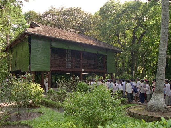 Nhà sàn Bác Hồ trong Phủ Chủ tịch (1998). (Ảnh: Đình Na/TTXVN)