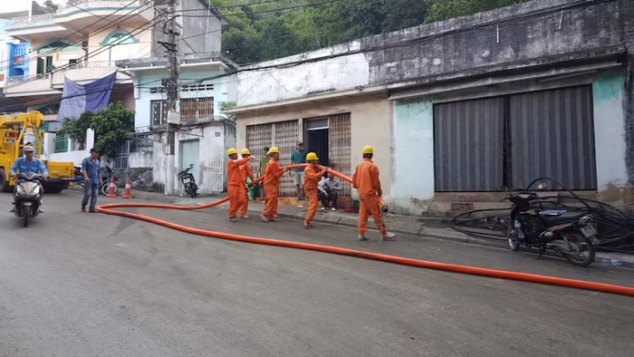 Nhân viên Điện lực Hải Phòng khẩn trương khắc phục sự cố