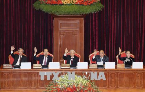 Tổng Bí thư Nguyễn Phú Trọng, Chủ tịch nước Trần Đại Quang, Thủ tướng Nguyễn Xuân Phúc, Chủ tịch Quốc hội Nguyễn Thị Kim Ngân và Uỷ viên Bộ Chính trị, Thường trực Ban Bí thư Trần Quốc Vượng biểu quyết thông qua Nghị quyết Hội nghị Trung ương lần thứ 7, sáng 12/5/2018. Ảnh: Thống Nhất/TTXVN Tổng Bí thư Nguyễn Phú Trọng, Chủ tịch nước Trần Đại Quang, Thủ tướng Nguyễn Xuân Phúc, Chủ tịch Quốc hội Nguyễn Thị Kim Ngân và Uỷ viên Bộ Chính trị, Thường trực Ban Bí thư Trần Quốc Vượng biểu quyết thông qua Nghị quyết Hội nghị Trung ương lần thứ 7, sáng 12/5/2018. Ảnh: Thống Nhất/TTXVN