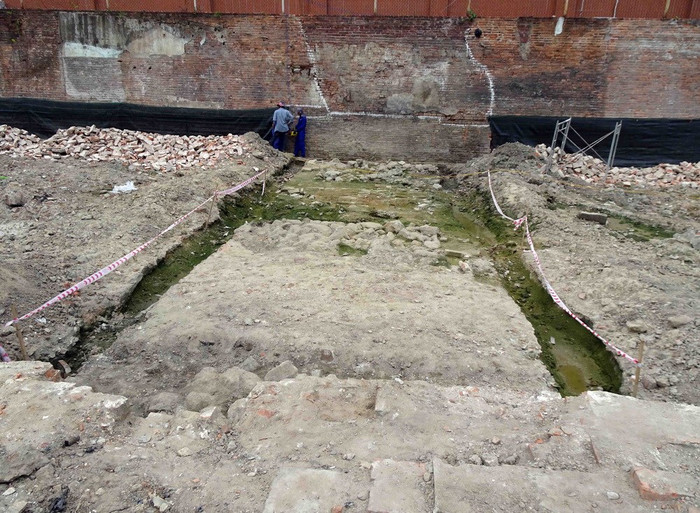 Thành Điện Hải là nơi danh tướng Nguyễn Tri Phương chỉ huy đội quân đánh lui cuộc tấn công xâm lược Đà Nẵng của liên quân Pháp - Tây Ban Nha vào năm 1858, cách đây 160 năm. Trong ảnh phần nền móng gạch nối tường hào vào tường thành phía Tây phát lộ. (Ảnh: Trần Lê Lâm/TTXVN)