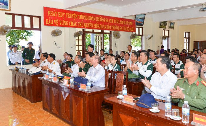 Toàn cảnh buổi gặp mặt và tặng quà tại thị trấn Trường Sa trên đảo Trường Sa.