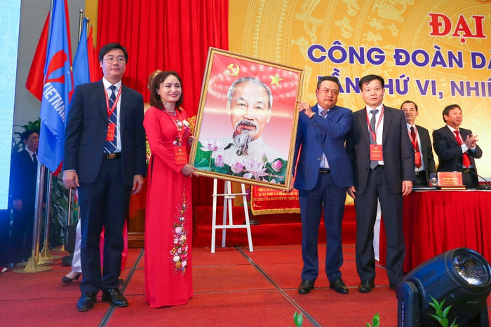 Đồng chí Trần Sỹ Thanh tặng Công đoàn Dầu khí Việt Nam tấm ảnh Bác Hồ