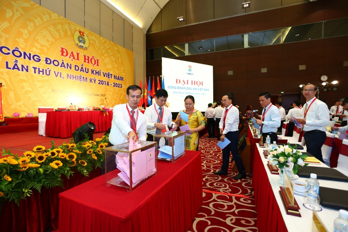 Các đại biểu bỏ phiếu tại Đại hội