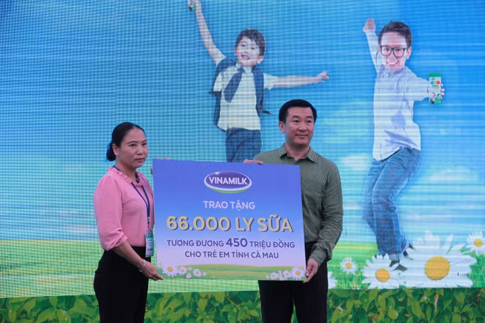 Ông Đỗ Thanh Tuấn – Giám đốc Đối Ngoại Vinamilk trao bảng tượng trưng 66.000 ly sữa cho Bà Trương Linh Phượng – Tỉnh ủy viên, Giám đốc Sở Lao Động, Thương Binh và Xã hội tỉnh Cà Mau.