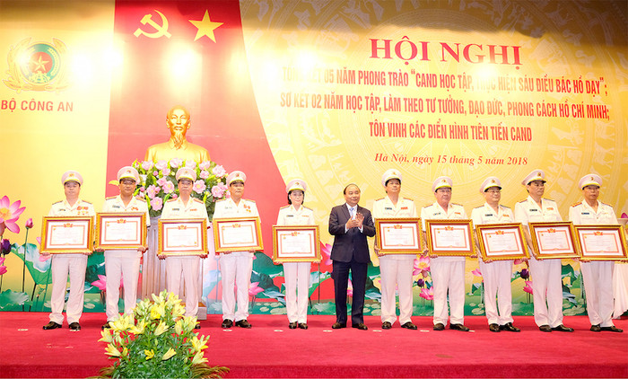 Thủ tướng tặng Bằng khen của Thủ tướng Chính phủ cho các cá nhân xuất sắc. Ảnh: VGP Thủ tướng tặng Bằng khen của Thủ tướng Chính phủ cho các cá nhân xuất sắc. Ảnh: VGP