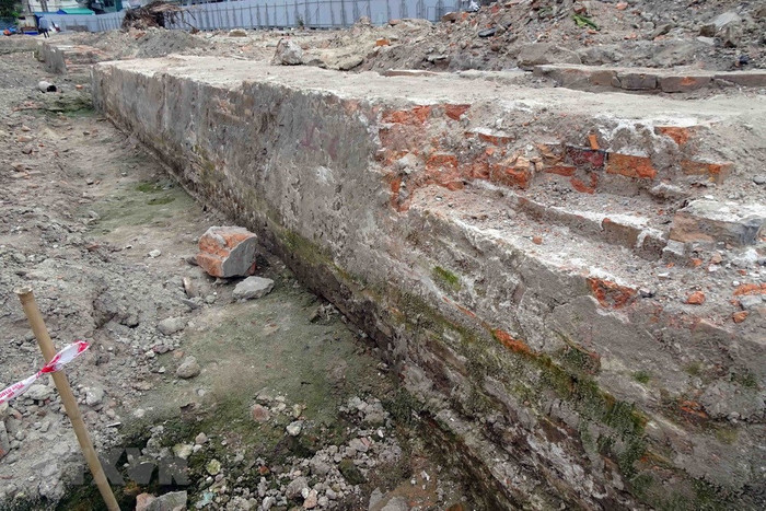 Thành được xây bằng gạch, phỏng theo thiết kế Vauban châu Âu, chu vi 556 m, cao 5 m, hào sâu 3 m. Trong ảnh: Phần tường hào được phát lộ tại di tích Thành Điện Hải. (Ảnh: Trần Lê Lâm/TTXVN)