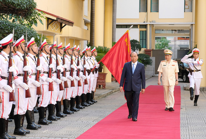 Thủ tướng Nguyễn Xuân Phúc duyệt đội danh dự. Ảnh: VGP Thủ tướng Nguyễn Xuân Phúc duyệt đội danh dự. Ảnh: VGP