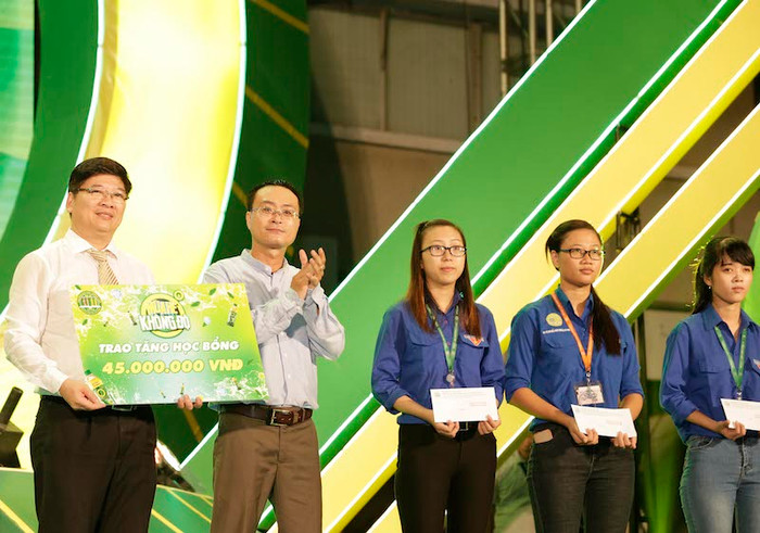 Ông Lê Nguyễn Đức Khôi, đại diện nhãn hàng Trà Xanh Không Độ trao biểu trưng 30 suất học bổng cho Thạc sĩ Trần Đình Lý, Trưởng phòng Đào tạo, Đại học Nông Lâm Thành phố Hồ Chí Minh. Ông Lê Nguyễn Đức Khôi, đại diện nhãn hàng Trà Xanh Không Độ trao biểu trưng 30 suất học bổng cho Thạc sĩ Trần Đình Lý, Trưởng phòng Đào tạo, Đại học Nông Lâm Thành phố Hồ Chí Minh.