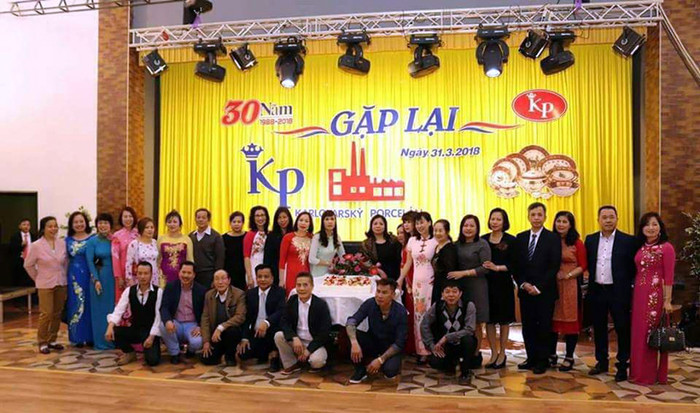 Tất cả anh chị em của "Đội Sành Sứ" Karlovy Vary (Tiệp Khắc cũ), hiện định cư rải rác ở 3 nước thuộc liên minh châu Âu: Séc, Đức và Hà Lan