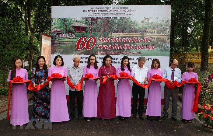 Lễ cắt băng triển lãm. (Ảnh: Thanh Tùng/TTXVN) Lễ cắt băng triển lãm. (Ảnh: Thanh Tùng/TTXVN)