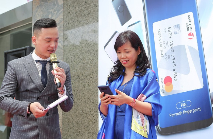 Khách hàng hào hứng trải nghiệm tính năng thanh toán bằng thẻ Maritime Bank Mastercard qua ứng dụng di động Samsung Pay tại buổi lễ ra mắt. Khách hàng hào hứng trải nghiệm tính năng thanh toán bằng thẻ Maritime Bank Mastercard qua ứng dụng di động Samsung Pay tại buổi lễ ra mắt.