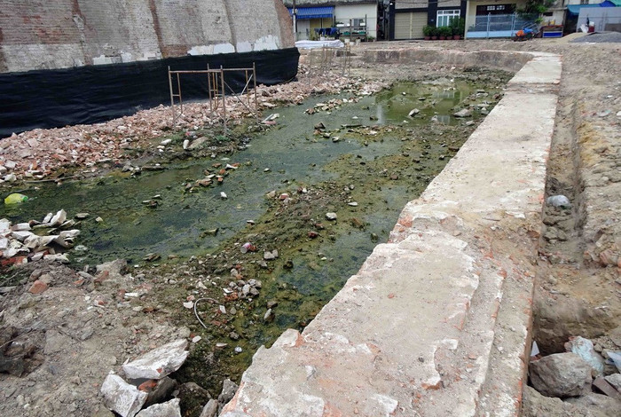 Bên trong thành có hành cung, kỳ đài, kho đạn, thuốc súng, kho lương thực, vọng gác và được bố trí 30 khẩu đại bác cỡ lớn. Trong ảnh: Một phần tường hào được phát lộ tại di tích Thành Điện Hải. (Ảnh: Trần Lê Lâm/TTXVN)