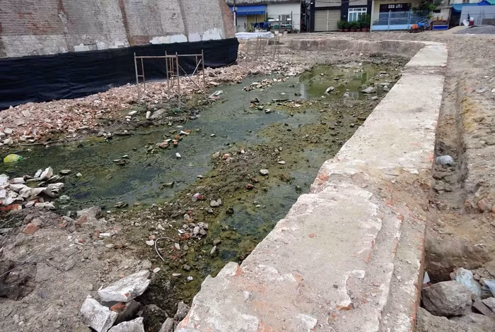 Bên trong thành có hành cung, kỳ đài, kho đạn, thuốc súng, kho lương thực, vọng gác và được bố trí 30 khẩu đại bác cỡ lớn. Trong ảnh: Một phần tường hào được phát lộ tại di tích Thành Điện Hải. (Ảnh: Trần Lê Lâm/TTXVN)