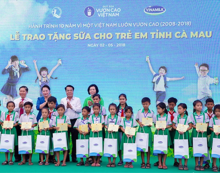 Các đại biểu trao học bổng và quà cho các em học sinh. Các đại biểu trao học bổng và quà cho các em học sinh.