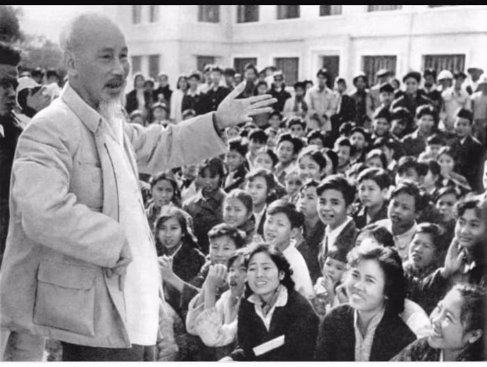 “Quyền hành và lực lượng đều ở nơi dân” là quan điểm vận động quần chúng của Chủ tịch Hồ Chí Minh trình bày trong bài “Dân vận” đăng trên báo Sự thật ngày 15/10/1949. Ảnh: thptnghen.edu.vn