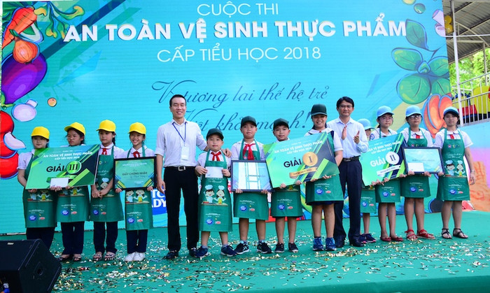 Đại diện sữa Cô Gái Hà Lan trao giải cho các đội giành chiến thắng trong nhóm học sinh tiểu học Đại diện sữa Cô Gái Hà Lan trao giải cho các đội giành chiến thắng trong nhóm học sinh tiểu học