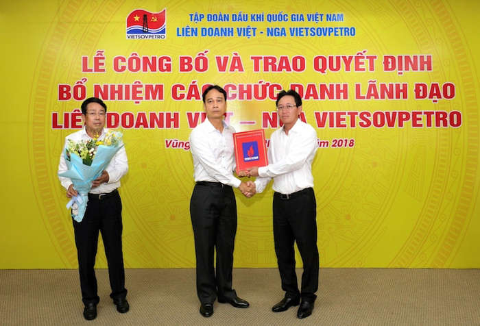 Phó Bí thư Đảng ủy, Tổng giám đốc PVN Nguyễn Vũ Trường Sơn trao Quyết định bổ nhiệm cho ông Nguyễn Quỳnh Lâm. Phó Bí thư Đảng ủy, Tổng giám đốc PVN Nguyễn Vũ Trường Sơn trao Quyết định bổ nhiệm cho ông Nguyễn Quỳnh Lâm.