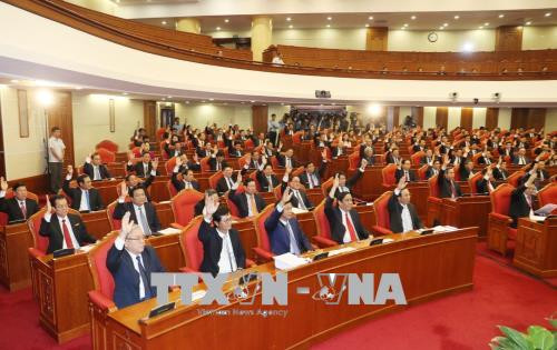 Các đại biểu biểu quyết thông qua Nghị quyết hội nghị. Ảnh: Trí Dũng/TTXVN Các đại biểu biểu quyết thông qua Nghị quyết hội nghị. Ảnh: Trí Dũng/TTXVN
