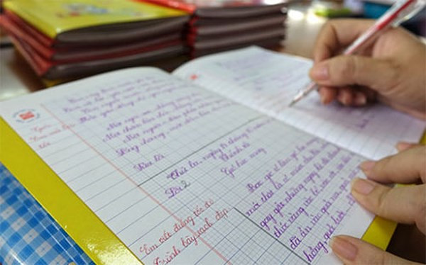 Cuối năm, nỗi vất vả và áp lực nhất với giáo viên chính là việc xét khen thưởng cho học sinh ở bậc tiểu học theo Thông tư 22. Ảnh minh hoạ: Vov.vn Cuối năm, nỗi vất vả và áp lực nhất với giáo viên chính là việc xét khen thưởng cho học sinh ở bậc tiểu học theo Thông tư 22. Ảnh minh hoạ: Vov.vn