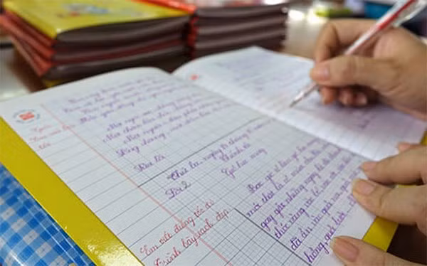 Cuối năm, nỗi vất vả và áp lực nhất với giáo viên chính là việc xét khen thưởng cho học sinh ở bậc tiểu học theo Thông tư 22. Ảnh minh hoạ: Vov.vn