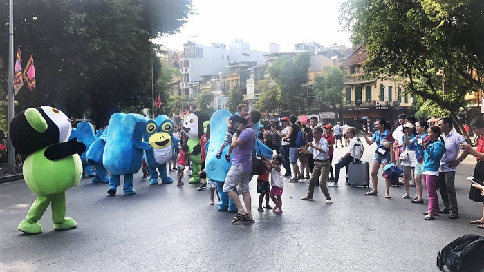 Chương trình biểu diễn flashmod khiến người dân, đặc biệt là các em nhỏ tại phố đi bộ “đứng ngồi không yên”