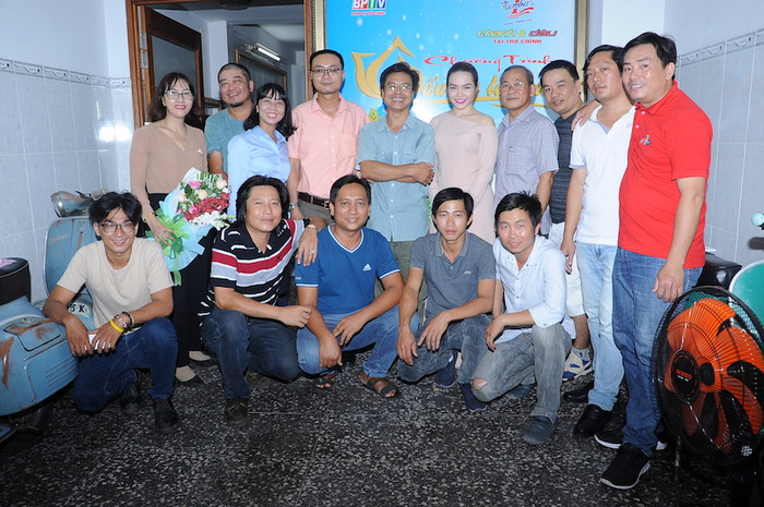 Ekip thực hiện chương trình “Dấu ấn tài hoa” tại nhà riêng của nhân vật sẽ được phát sóng số đầu tiên: Nghệ sỹ nhiếp ảnh Vũ Hải Sơn, người đang sở hữu hơn 100 chiếc xe vespa cổ (hàng đứng, thứ 5 từ trái qua). Ekip thực hiện chương trình “Dấu ấn tài hoa” tại nhà riêng của nhân vật sẽ được phát sóng số đầu tiên: Nghệ sỹ nhiếp ảnh Vũ Hải Sơn, người đang sở hữu hơn 100 chiếc xe vespa cổ (hàng đứng, thứ 5 từ trái qua).