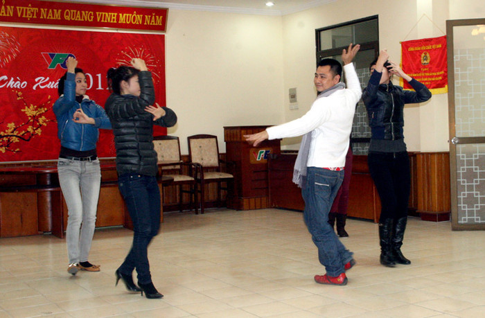 Đôi lúc lại...múa may dẻo như phụ nữ.