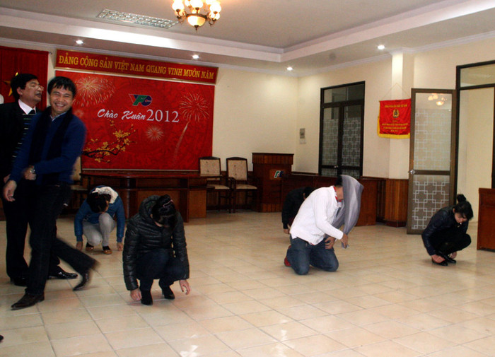 Vừa tập luyện, Tự Long vừa chùm chiếc khăn lên đầu làm trò khiến đạo diễn Thanh Hải không nhịn được cười.