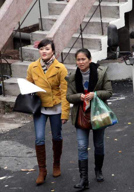 Táo Y tế - Vân Dung (xem trọn bài về Vân Dung) Nói về vai diễn Táo Y tế, Vân Dung kể: "Anh em nghệ sỹ cứ trêu tôi làm Táo Y tế xong, nhỡ ốm thì biết làm sao? Tôi mới nói, tôi sẽ không ốm. Mọi người tiếp tục trêu: Mày không ốm, nhỡ con mày ốm thì sao? Đến nước này, tôi chỉ còn biết lý sự rằng, tôi sẽ “cấm” con tôi ốm để không phải vào bệnh viện. Đấy, tôi cứ hay bị trêu, chắc làm xong Táo Y tế, sợ nhất là bị ốm phải vào viện. Cứ gọi là liệu hồn”! (cười)