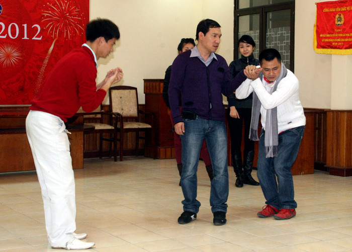 Tự Long "nâng niu" bàn tay Quang Thắng.